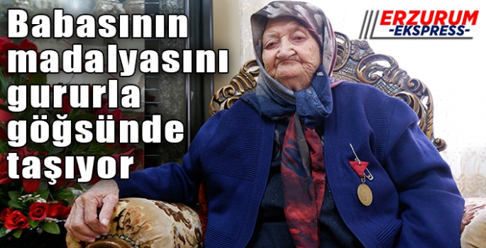 Babasının madalyasını gururla göğsünde taşıyor