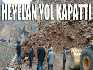 İspirde heyelan yol kapattı...