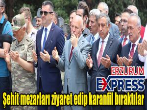 Şehit mezarları ziyaret edip karanfil bıraktılar 