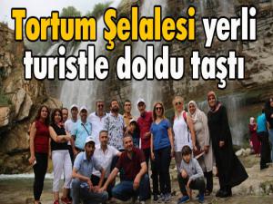 Tortum Şelalesi yerli turistle doldu taştı 