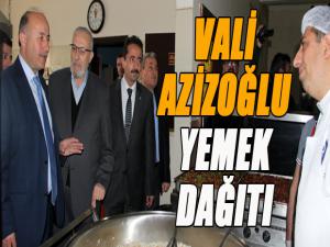 Vali aş evinde kendi elleriyle yemek dağıttı