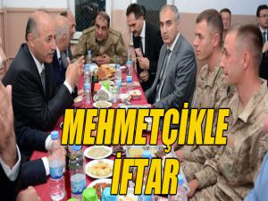 Vali Azizoğlu Mehmetçikle birlikte iftar açtı