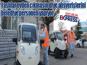 Yaşlılar evden çıkmasın diye alışverişlerini belediye personeli yapıyor