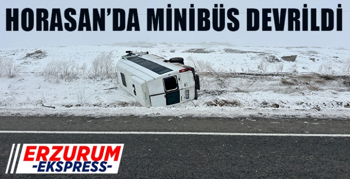 Horasan’da minibüs devrildi