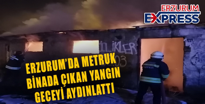 Metruk binada çıkan yangın geceyi aydınlattı