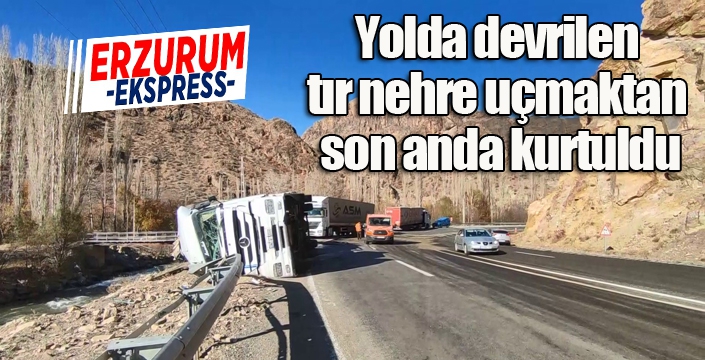 Yolda devrilen tır nehre uçmaktan son anda kurtuldu